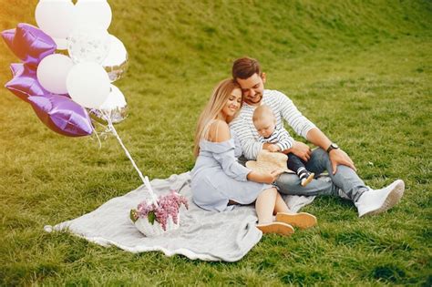 Une jeune et belle mère blonde dans une robe bleue avec son bel homme Photo Gratuite