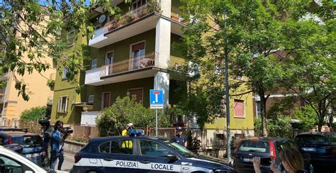 Trovata In Casa Anziana Morta Da Almeno Anni Si Cerca Il Figlio Che