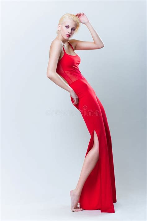 Belle Jeune Fille Blonde En Robe Rouge Image Stock Image Of Personne Charme