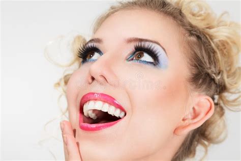 Schöne Glückliche Blonde Junge Frau Stockbild Bild von luxus weiblich