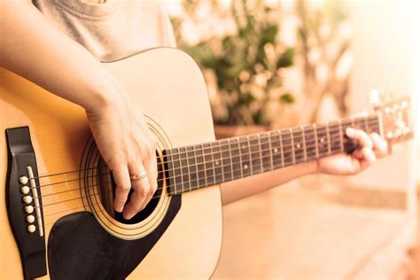 Primer Plano De Persona Tocar Una Guitarra Ac Stica Guitarras