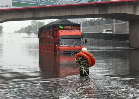 湖北襄阳强降雨致车辆“趴窝” 消防官兵涉水救人地方要闻人民论坛网