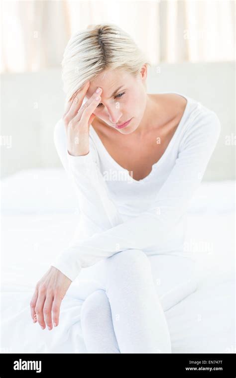 Femme blonde assise sur le lit Banque de photographies et dimages à haute résolution Alamy