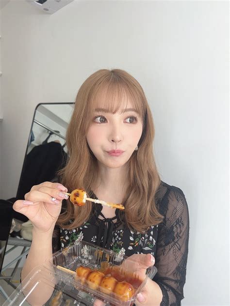 かへみ三上悠亜マネージャー On Twitter みたらし団子を与えた、美味しそうに食べている。 年間団子消費量関東圏第74位の女性です