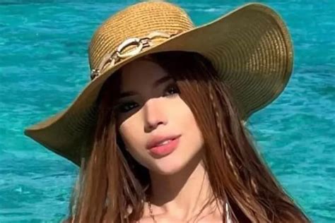 Colombian Model Carolina Gomez Claims She S So Perfect That People Think She S A Plastic Sex