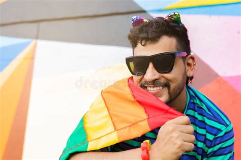El Amor Es Amor Hombre Gay Sonriente Con Bandera Del Orgullo En Un Hermoso Parque Foto De