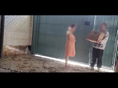 Casada Safada Deixa Toalha Cair Para Seduzir Entregador Xvideos