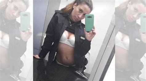 Suspendieron a una policía por sacarse fotos hot con el uniforme Infobae