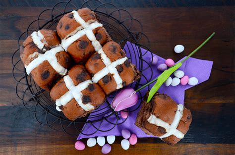 Mini Egg chocolate hot cross buns | Baking Recipes | GoodtoKnow