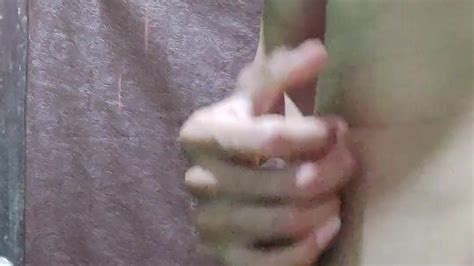 Me deja solo en su cuarto y no aguante la tentación Free Sex Video