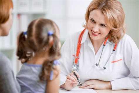 Mère Et Enfant De Consultation De Médecin De Famille Image stock