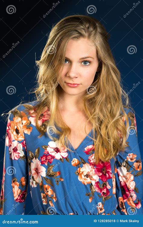 Het Blonde Tiener Stellen Met Donkere Achtergrond Stock Foto Image Of Meisje Persoon