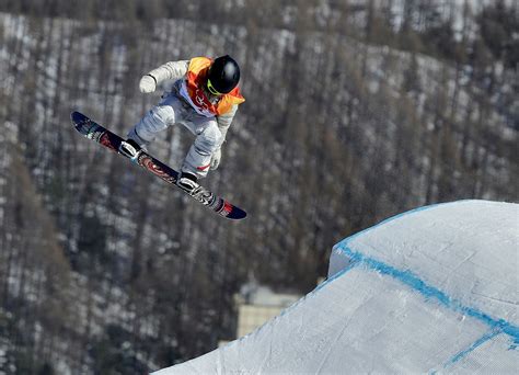 Jamie Anderson defends slopestyle snowboarding gold on windy ...