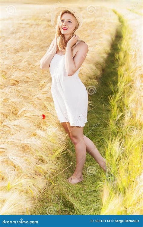 Belle Jeune Fille Blonde Seule Dans La Robe Blanche Avec Le Chapeau De Paille Photo Stock