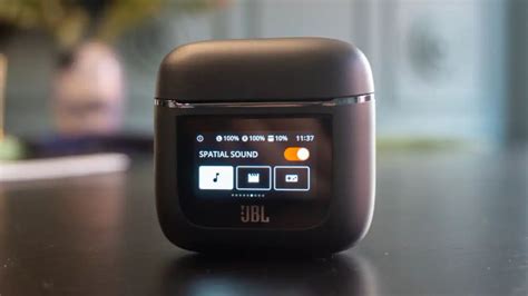 JBL представила наушники с дисплеем в кейсе | The GEEK