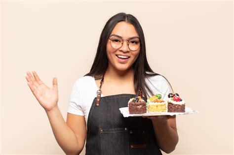 Mujer Latina Joven Que Se Siente Feliz Sorprendida Y Alegre Sonriendo Con Actitud Positiva