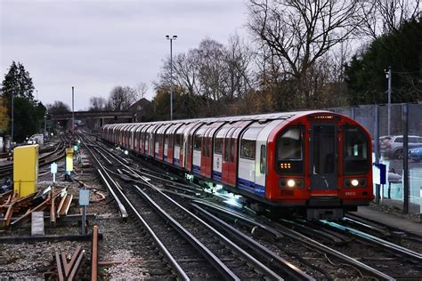 Central Line 1992 Stock Train Arching At Woodford Eastboun Flickr