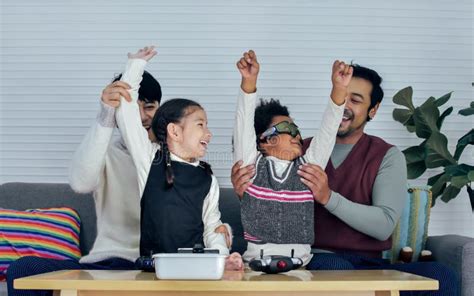 Casal Gay Feliz Jogando Um Videogame Metaverso Em Casa Junto Sua Filha Caucasiana Filho