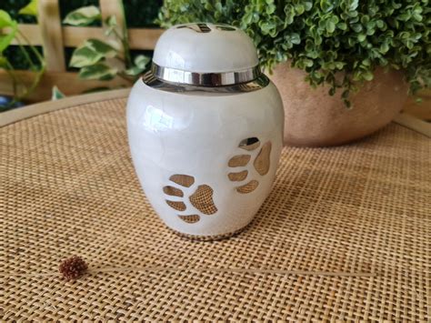 Pet counselors explain how choosing a dog urn aids the healing process 3