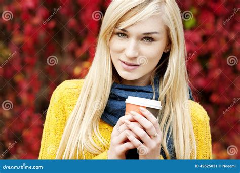 Belle Jeune Femme Blonde Avec Des Feuilles Image Stock Image Du Feuilles Joie
