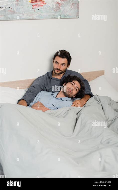 Homme Gay Au Lit Banque De Photographies Et Dimages Haute R Solution Alamy