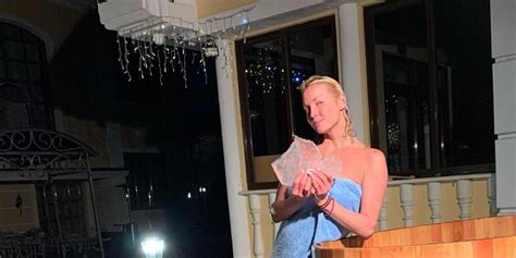 Анастасия Волочкова топлес и в микро-трусиках легла в снег