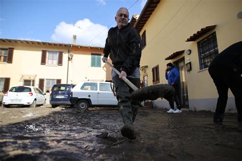 La Furia Del Ciclone Ciaran Si Abbatte Sulla Toscana Morti E