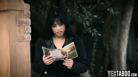 Desperate Filipina MILF Fucks Big Dick Stranger To Get Knocked Up