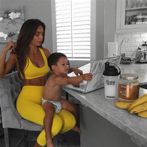 Đây là mẹ bỉm sữa đang hot nhất nhì MXH vì quá gợi cảm bầu tháng vẫn không hề nổi bụng