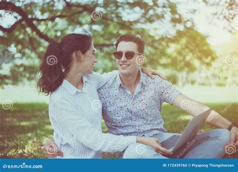Amateur De Couples De Jeune Adolescent Assis Et à L aide De L ordinateur Portable Ensemble Au
