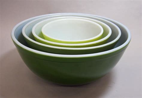 4 Pyrex Nesting Bowls in "Verde" Pattern | Pyrex