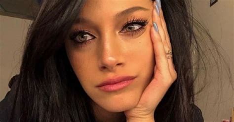 Oriana Sabatini deslumbró en bikini con su cola en primer plano y estrías