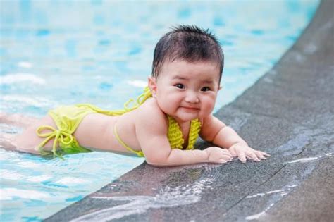 Con gái Khánh Thi diện bikini cực yêu biểu cảm khi bơi cùng chị gái khiến ai cũng bật cười