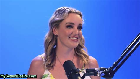 Cockhungry Babe Enjoy Masturbating Her Wet Shaved Pussy