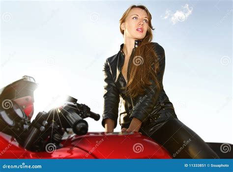 Jonge Blonde Op Een Grote Rode Motorfiets Stock Afbeelding Image Of Vrij Sluit
