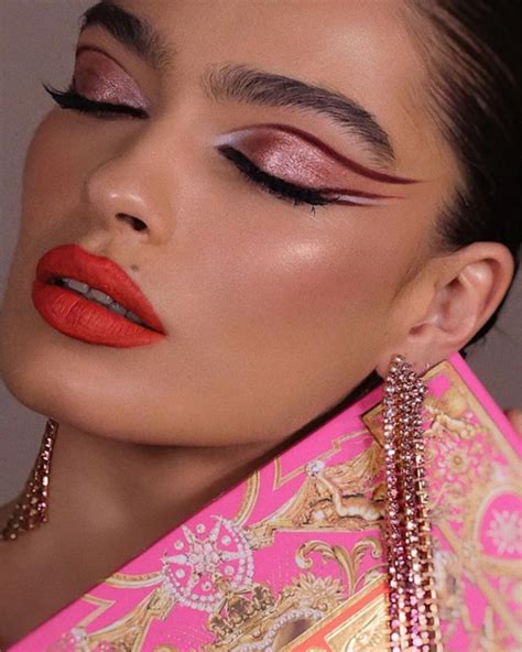 20 Cool Makeup Looks And Ideas For 2021 Neutral Cut Crease Graphic Line