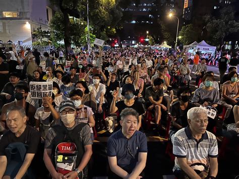 立院濟南路湧入近千人 台大生：雖對覆議悲觀但對「青鳥」充滿信心 筱君台灣 Plus 新聞網