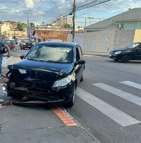 Motorista N O Respeita Sinal De Pare Causa Acidente E Carro