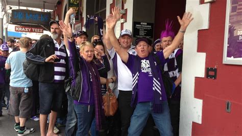 Big crowds welcome Dockers home to Fremantle - ABC News