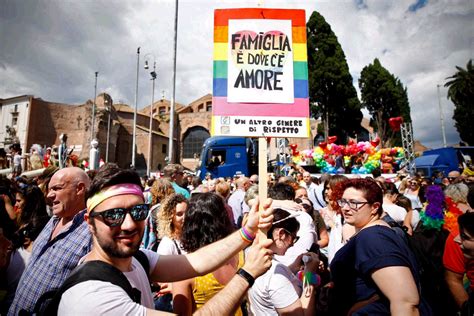 Gay Pride Migliaia In Piazza A Roma Per La Resistenza Arcobaleno Manifestazione Anche A