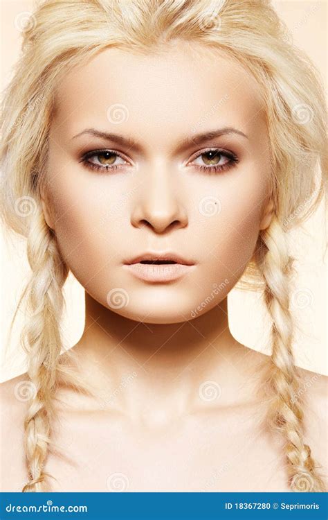 Blonde Schoonheid Met Het Kapsel Van De Hippiemanier Vlechten Stock Foto Image Of Sluit