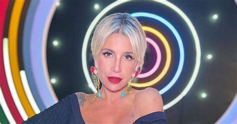 Flor Pe A Luci Un Impactante Vestido De Charol Color Nude Recargada