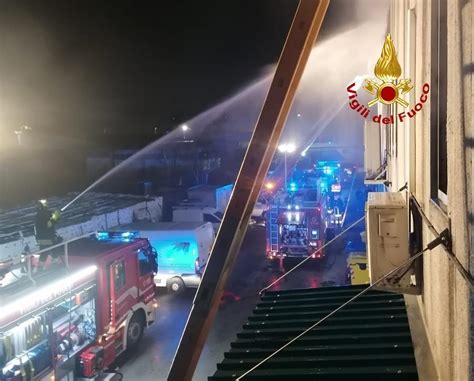 Incendio A Figline Capannone In Fiamme Nella Notte