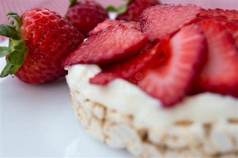 Galleta De Arroz Con Crema Y Fresas Imagen De Archivo Imagen De