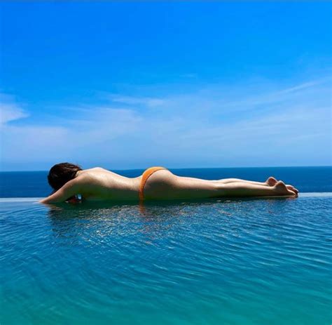 En bikini a la orilla de una alberca infinita las extrañas similitudes entre las vacaciones de