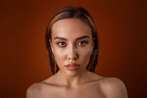 Ragazza Asiatica Con Trucco Serale Spalle Nude Orecchini Guardano La Telecamera Immagine Stock