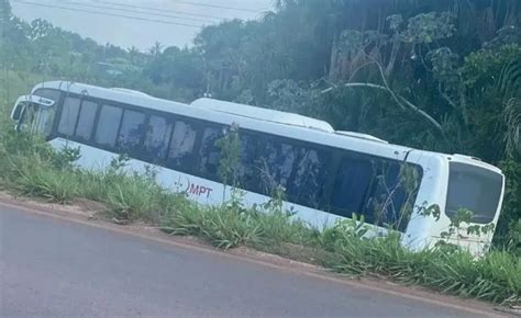 Ônibus pacientes sai da pista e desce barranco em Rondônia