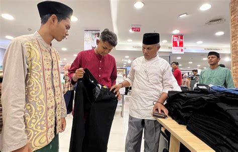 Aparatur Gampong Lamjabat Ajak 24 Yatim Belanja Baju Lebaran