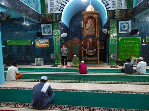 Melaksanakan Ibadah Sholat Subuh Berjamaah Kapolsek Tabang Sampaikan