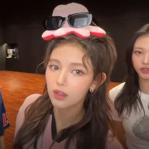 South Korean Girls Korean Girl Groups Lesbian Kpop Jeans Quick Celebs Lesbians Denim